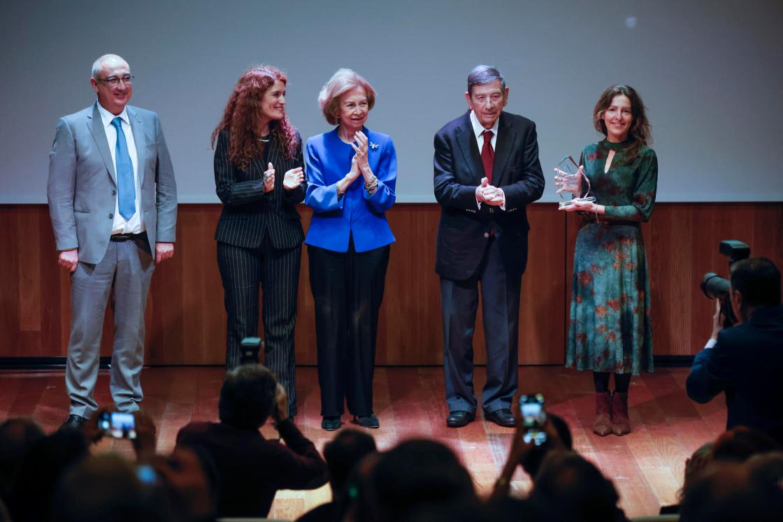 MADRID, 04/12/2025.- La Reina Sofia (c), junto a Antonio Gallardo (2d), presidente de Fundación Palarq y a Eva Ortega Paino (2i), Secretaria general de investigación del Ministerio de Ciencia Innovación y Universidades, entregan hoy, 04 de diciembre de 2025, el IV Premio Nacional de Arqueología y Paleontología de la Fundación Palarq a Carolina Mallol Duque (d) por el proyecto 'Alrededor del tiempo', sobre yacimientos neandertales de El Salt y Abric del Pastor (Alcoy, Alicante), en la sede del Museo nacional de Arqueología, en Madrid. EFE/David Fernández