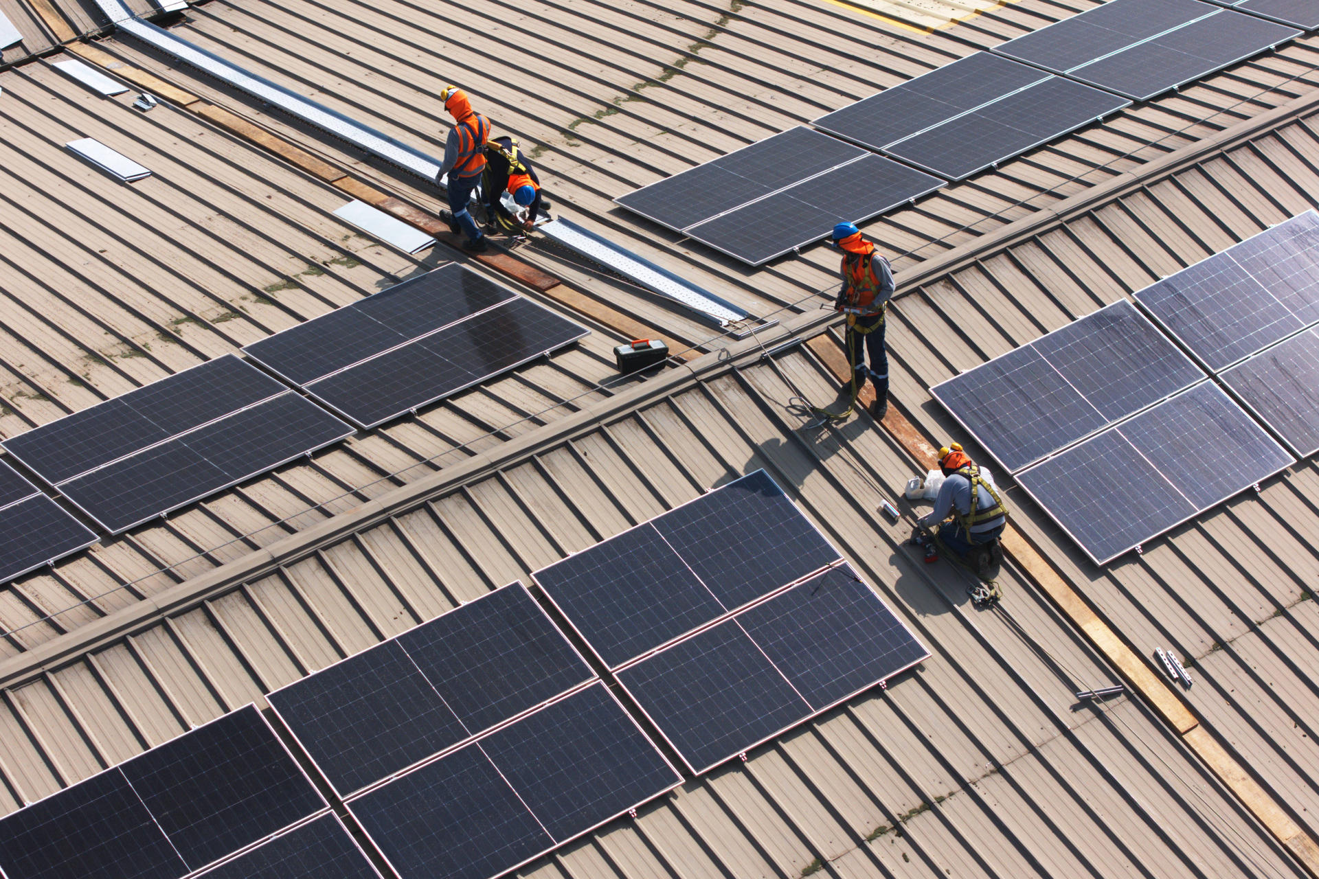 La primera planta solar a gran escala en un condominio logístico de Suramérica ha comenzado a proveer de energía eléctrica limpia a tres almacenes en Perú, gracias a un conjunto de más de 2.400 paneles fotovoltaicos ubicados en sus techos y otros espacios disponibles. EFE/ Kondu /SOLO USO EDITORIAL/ NO VENTAS/ SOLO DISPONIBLE PARA ILUSTRAR LA NOTICIA QUE ACOMPAÑA (CRÉDITO OBLIGATORIO)