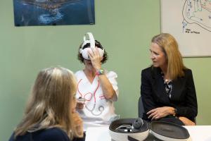 LAS PALMAS DE GRAN CANARIA (ESPAÑA), 11/12/2025.- La infanta Elena de Borbón (d), directora de Proyectos Sociales de la Fundación Mapfre, ha conocido de primera mano el potencial del programa de musicoterapia que impulsa desde hace una década la entidad en el Complejo Hospitalario Universitario Insular-Materno Infantil de Gran Canaria, el primer centro sanitario que lo implantó en Canarias, de la mano de la Fundación Mapfre Canarias. EFE/Quique Curbelo