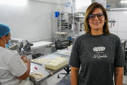 Lozada no romantiza la migración y asegura que alejarse de los seres queridos "es muy duro". No obstante, sostiene que también puede ser un impulso para trabajar en lo que cada uno se propone y lograrlo, hasta el punto de fundar, junto a una socia, la primera fábrica de tequeños de Uruguay, un popular aperitivo venezolano elaborado con masa de trigo rellena de queso. EFE/ Diego Armando Lafalche