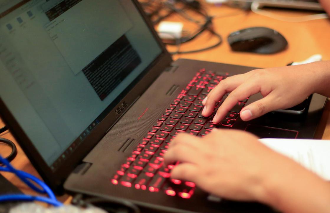 El sector de las telecomunicaciones en América Latina se ha expandido con la fibra óptica y al cierre de 2024 tenía más de 116 millones de suscripciones de banda ancha fija residencial, penetración cercana al 55 % de los hogares, según estimaciones de S&P Global Market Intelligence. EFE/ Ricardo Maldonado Rozo ARCHIVO