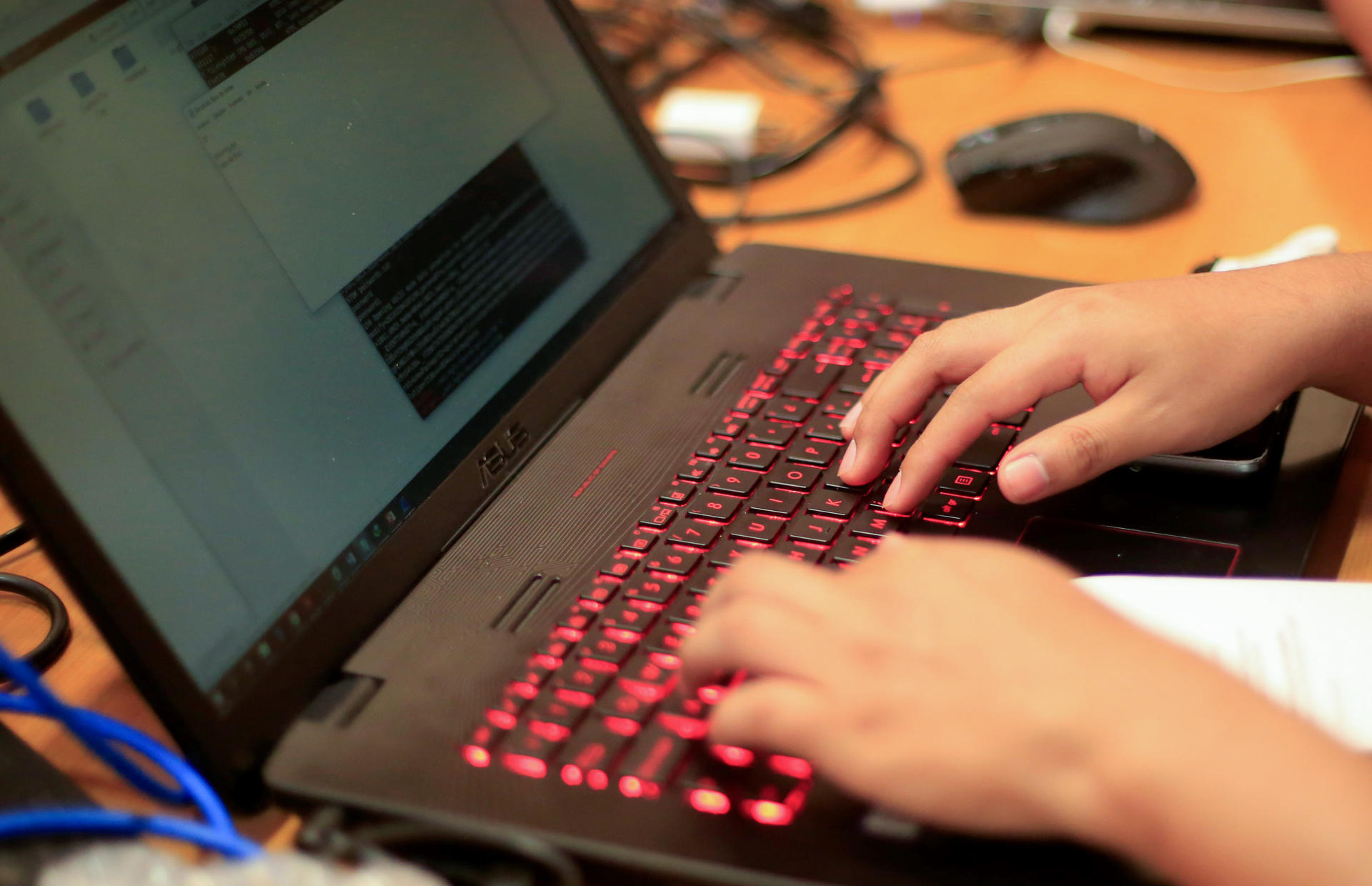 El sector de las telecomunicaciones en América Latina se ha expandido con la fibra óptica y al cierre de 2024 tenía más de 116 millones de suscripciones de banda ancha fija residencial, penetración cercana al 55 % de los hogares, según estimaciones de S&P Global Market Intelligence. EFE/ Ricardo Maldonado Rozo ARCHIVO