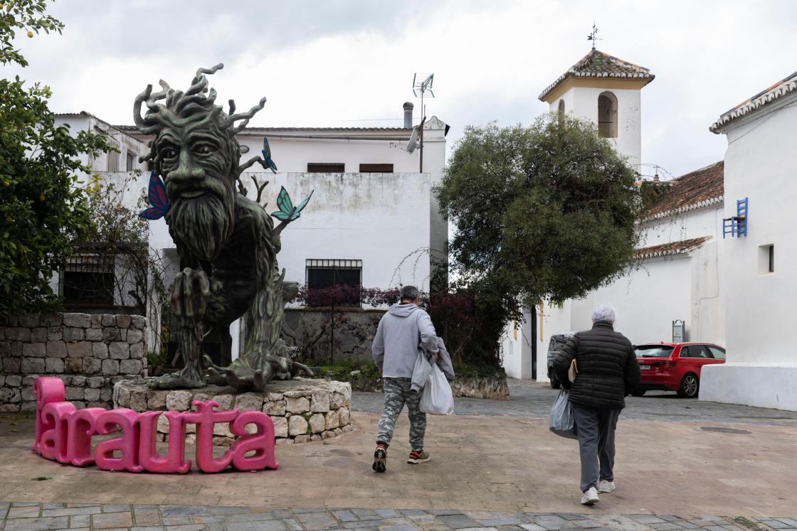 PARAUTA (MÁLAGA), 20/12/2025.- Vista de Parauta, que cuenta desde 2022 con un singular itinerario, ideal para visitar en familia, denominado El Bosque Encantado, en el que habitan duendes, hadas, gnomos y otros seres mágicos tallados en troncos de castaños por un artista local. Aunque el mérito de atraer a millones de turistas cada año se lo ha granjeado principalmente el litoral que da nombre a la Costa del Sol, su interior aguarda pueblos de casas blancas y asombrosos paisajes que merecen una escapada, ideales para desconectar, aventurarse a hacer senderismo y disfrutar de la naturaleza.  EFE/ Jorge Zapata