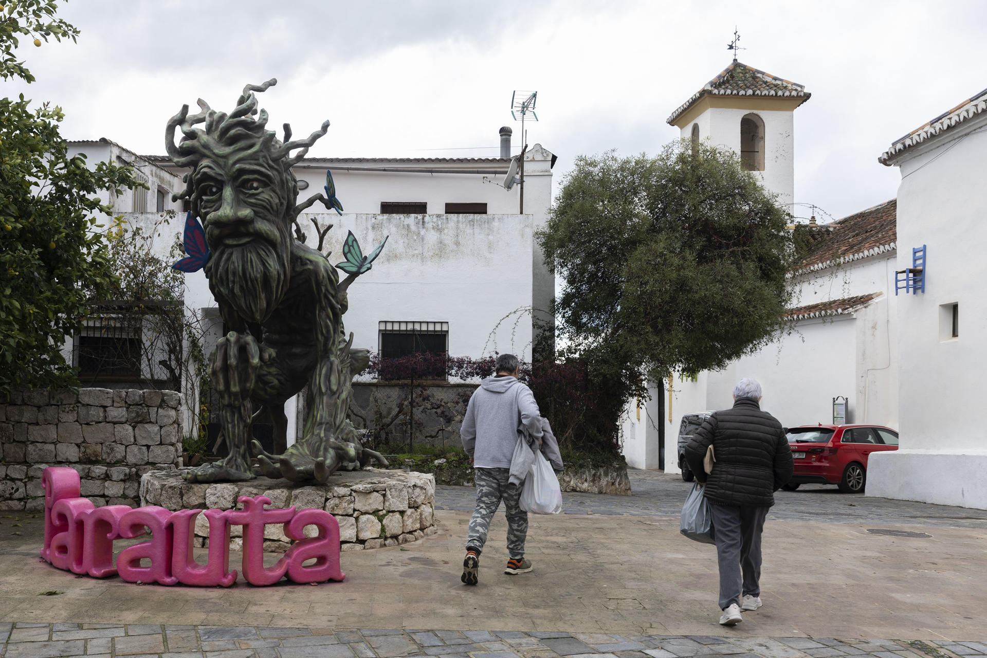PARAUTA (MÁLAGA), 20/12/2025.- Vista de Parauta, que cuenta desde 2022 con un singular itinerario, ideal para visitar en familia, denominado El Bosque Encantado, en el que habitan duendes, hadas, gnomos y otros seres mágicos tallados en troncos de castaños por un artista local. Aunque el mérito de atraer a millones de turistas cada año se lo ha granjeado principalmente el litoral que da nombre a la Costa del Sol, su interior aguarda pueblos de casas blancas y asombrosos paisajes que merecen una escapada, ideales para desconectar, aventurarse a hacer senderismo y disfrutar de la naturaleza.  EFE/ Jorge Zapata