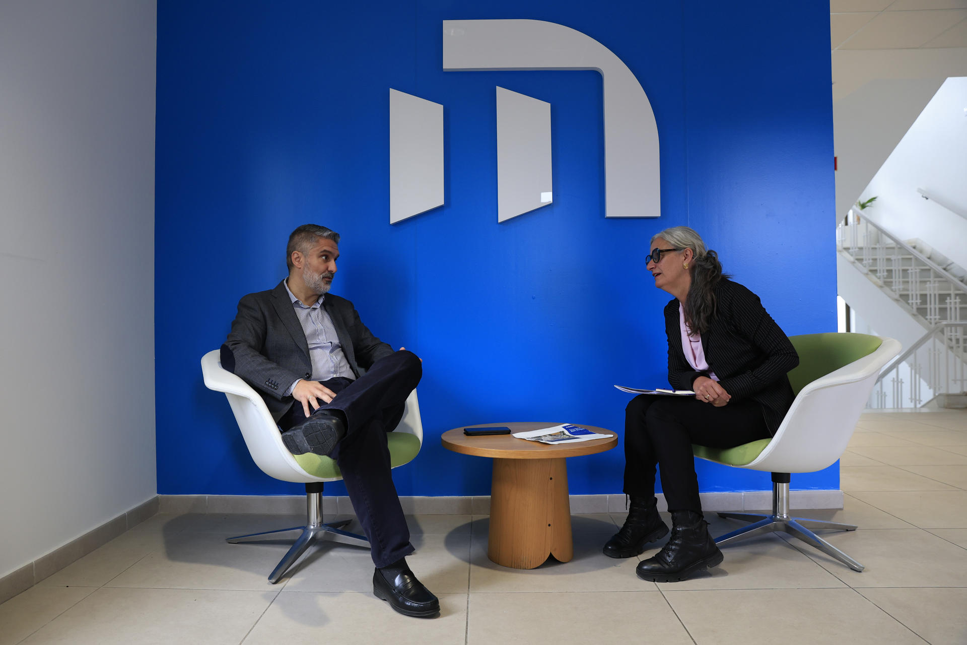 SAN ROQUE (CÁDIZ), 16/12/2025.- Los parques energéticos de Moeve en San Roque (Cádiz) y La Rábida, en Palos de la Frontera (Huelva), cumplen 60 años consolidándose como "palanca" de desarrollo industrial en Andalucía, a cuya economía aportan el 9 % de su PIB, y encarando un futuro en el que están llamados a convertirse en punta de lanza del desarrollo de combustibles más sostenibles. "Yo destacaría sobre todo la valentía de Moeve. En el ámbito andaluz somos una organización importante, pero en nuestro sector no somos tan grandes si se nos compara con los gigantes. Pero tenemos un planteamiento mucho más grande que los otros, el de estar siempre a disposición de la preocupación de la sociedad, y si la sociedad quiere un marco energético más sostenible, nosotros vamos a estar ahí", afirma, en una entrevista con EFE, Rosendo Rivero (i), director del parque de San Roque./EFE/ A.Carrasco Ragel.