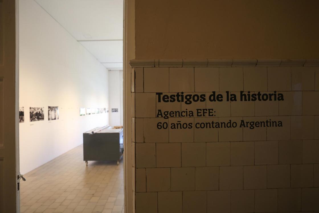 Fotografía que muestra la entrada a un pabellón de la exposición fotográfica ‘Testigos de la historia’, con motivo del 60 aniversario de EFE en Argentina, este miércoles, en Buenos Aires (Argentina). EFE/ Juan Ignacio Roncoroni
