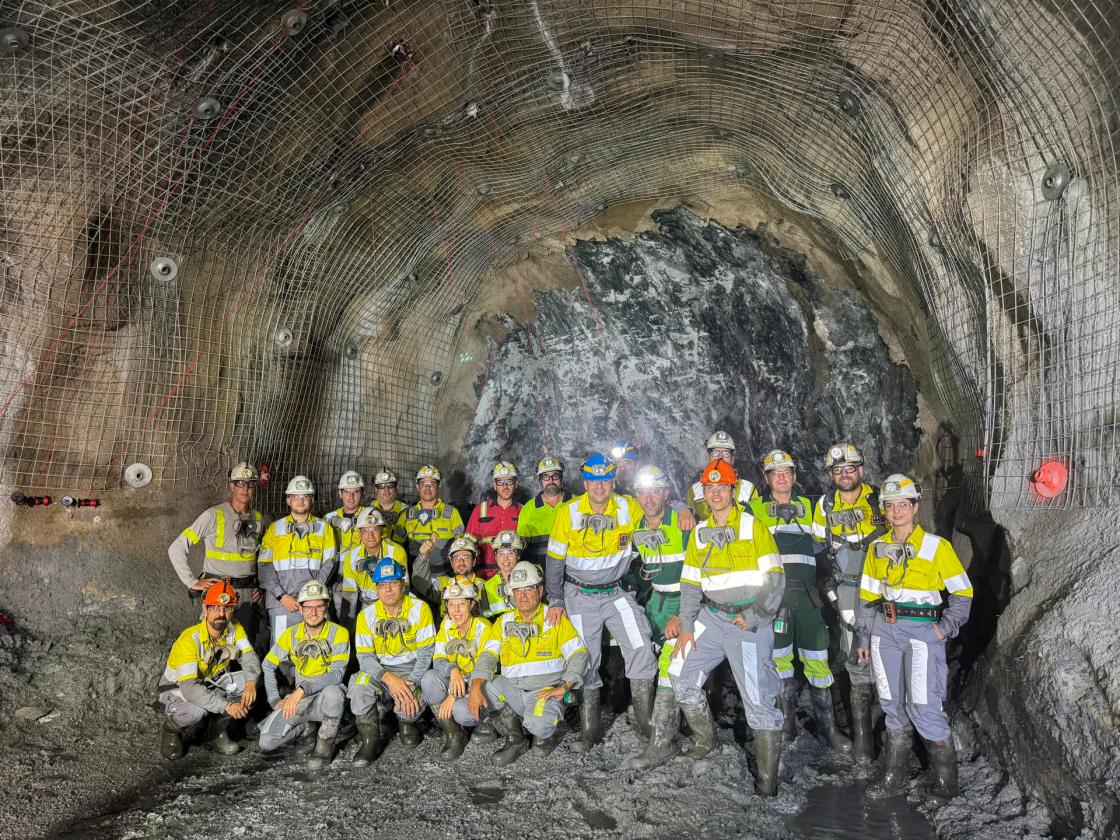 La construcción de nuevas instalaciones mineras, el récord conseguido en la producción de zinc con más de 91.000 toneladas y la consecución de premios y nuevas certificaciones son algunos de los doce hitos de 2025 con los que Sandfire MATSA, que concentra tres operaciones mineras subterráneas y una planta de procesamiento en la provincia de Huelva, despedirá el año. En la imagen, trabajadores en La Calañesa. EFE / Sandfire MATSA // SOLO USO EDITORIAL/SOLO DISPONIBLE PARA ILUSTRAR LA NOTICIA QUE ACOMPAÑA (CRÉDITO OBLIGATORIO) 