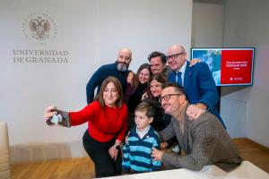 El rector de la Universidad de Granada (UGR), Pedro Mercado; el vicerrector para los Campus de Ceuta y Melilla, Planificación Estratégica y Comunicación, Salvador del Barrio; y la vicerrectora de Extensión Universitaria, Patrimonio y Relaciones Institucionales, Marga Sánchez Romero, presentan, este lunes en la sala de prensa del Hospital Real, la felicitación navideña de la UGR, arropados por otros compañeros y junto al pequeño protagonista del vídeo, Javier Zurita, de cinco años. La UGR, referente en inteligencia artificial, ha aprovechado esta tecnología para 'resucitar' a alumnos y otros personajes emblemáticos de su historia como García Lorca o Manuel de Falla, que forman parte de la felicitación navideña con la que la institución empieza a celebrar el quinto centenario de su fundación. EFE/ Miguel Angel Molina