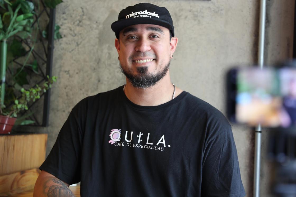 Fotografía del 4 de diciembre de 2025 del migrante venezolano Charlie Mogollón posando durante una entrevista con EFE en Santiago (Chile). EFE/ Raúl García