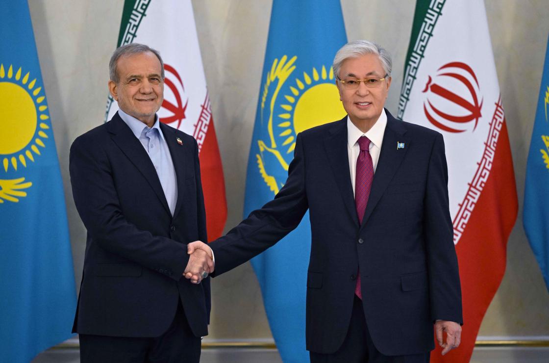 ASTANÁ, 11/12/2025.- El presidente de Kazajistán, Kasim-Yomart Tokáyev (d), se reunió con su colega iraní, Masoud Pezeshkianas este jueves en Astaná. Tokáyev, destacó que el comercio bilateral ha aumentado un 40 % en los primeros diez meses del año. EFE/Akorda // SOLO USO EDITORIAL/SOLO DISPONIBLE PARA ILUSTRAR LA NOTICIA QUE ACOMPAÑA (CRÉDITO OBLIGATORIO)