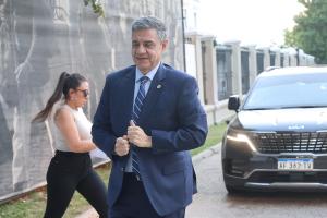 El jefe de Gobierno de la Ciudad de Buenos Aires, Jorge Macri, llega a la inauguración de la exposición fotográfica ‘Testigos de la historia’, con motivo del 60 aniversario de EFE en Argentina, este jueves, en Buenos Aires (Argentina). EFE/ Juan Ignacio Roncoroni