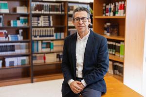 MÁLAGA, 26/12/2025.-La Navidad de 2025 llega con un consumidor más selectivo, un gasto moderadamente al alza y un mercado en el que la búsqueda de valor, la planificación y la alimentación de calidad marcan el ritmo, según el director de la Cátedra de Comercio y Transformación Digital de la Universidad de Málaga(UMA), Sebastián Molinillo, en la Facultad de Ciencias Económicas y Empresariales. EFE/ Carlos Díaz.