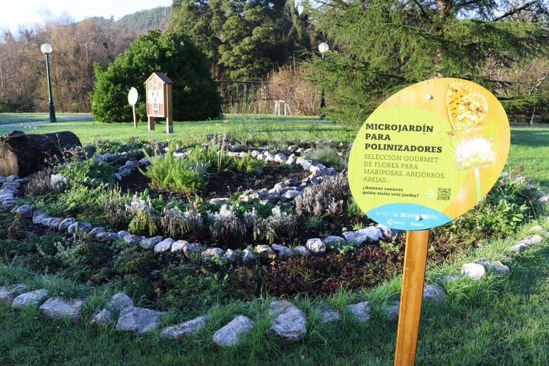 TORRELAVEGA (CANTABRIA), 18/12/2025.-Durante décadas, Torrelavega ha sido industria, asfalto y hormigón, pero ese paisaje comienza a transformarse con patios escolares que reverdecen, parques urbanos que recuperan su función y pequeños humedales que enseñan a la capital del río Besaya a respirar de nuevo. Impulsado por el Ayuntamiento de Torrelavega y financiado con fondos europeos destinados a ese municipio por la Fundación Biodiversidad y el Gobierno de España, el proyecto Torrelavega Corredor Natural dispone de dos millones de euros para ejecutar tres grandes ejes.-EFE/ Celia Agüero Pereda