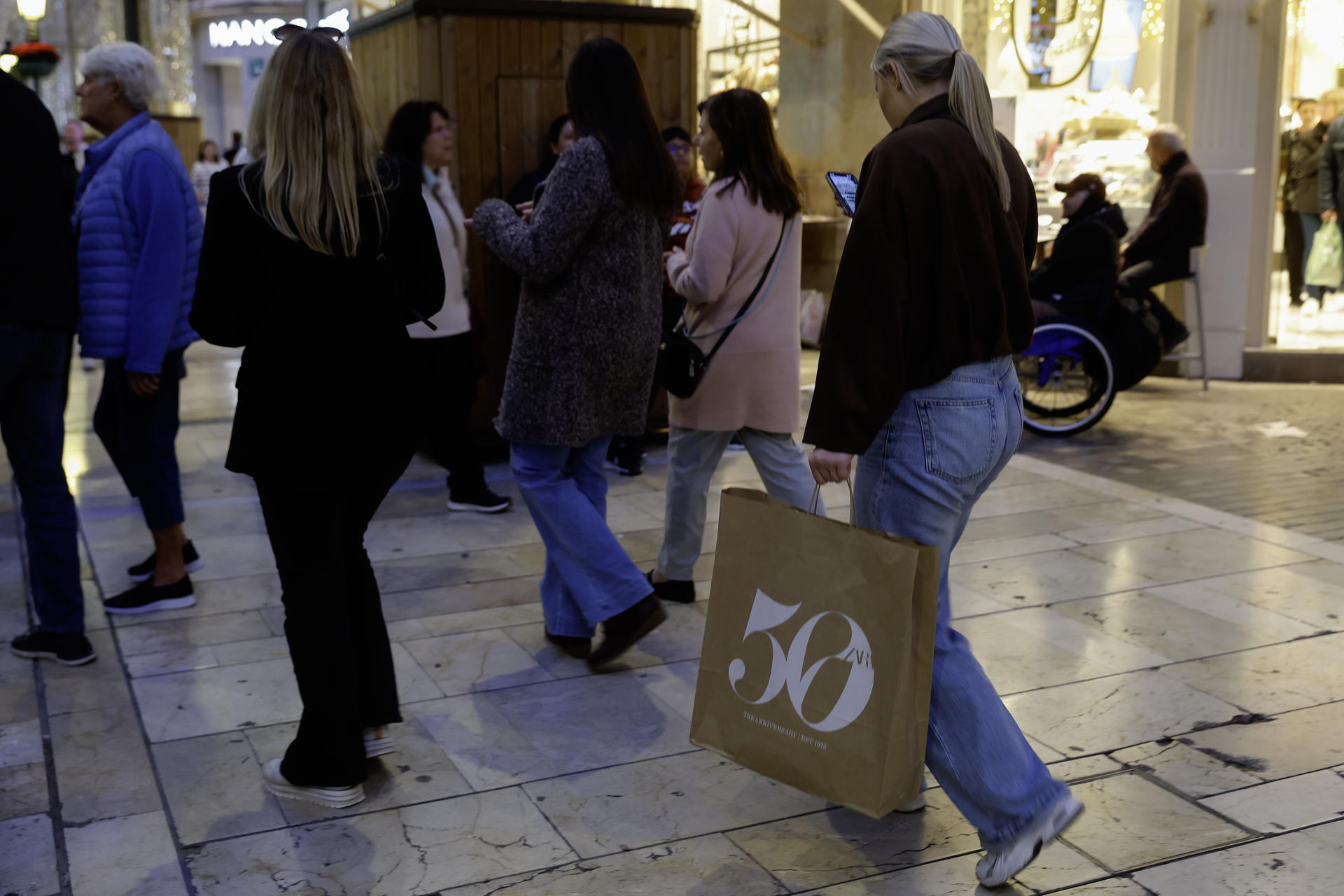 MÁLAGA, 26/12/2025.-La Navidad de 2025 llega con un consumidor más selectivo, un gasto moderadamente al alza y un mercado en el que la búsqueda de valor, la planificación y la alimentación de calidad marcan el ritmo, según el director de la Cátedra de Comercio y Transformación Digital de la Universidad de Málaga(UMA), Sebastián Molinillo, en la Facultad de Ciencias Económicas y Empresariales. EFE/ Jorge Zapata