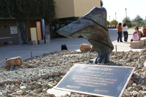 Fotografía de archivo del 24 de mayo de 2012 que muestra la escultura Primer Paso, del mexicano José Sacal que honra a las familias de inmigrantes en la Academia Judía de San Diego, California (EE.UU). EFE/ Eduardo Santana