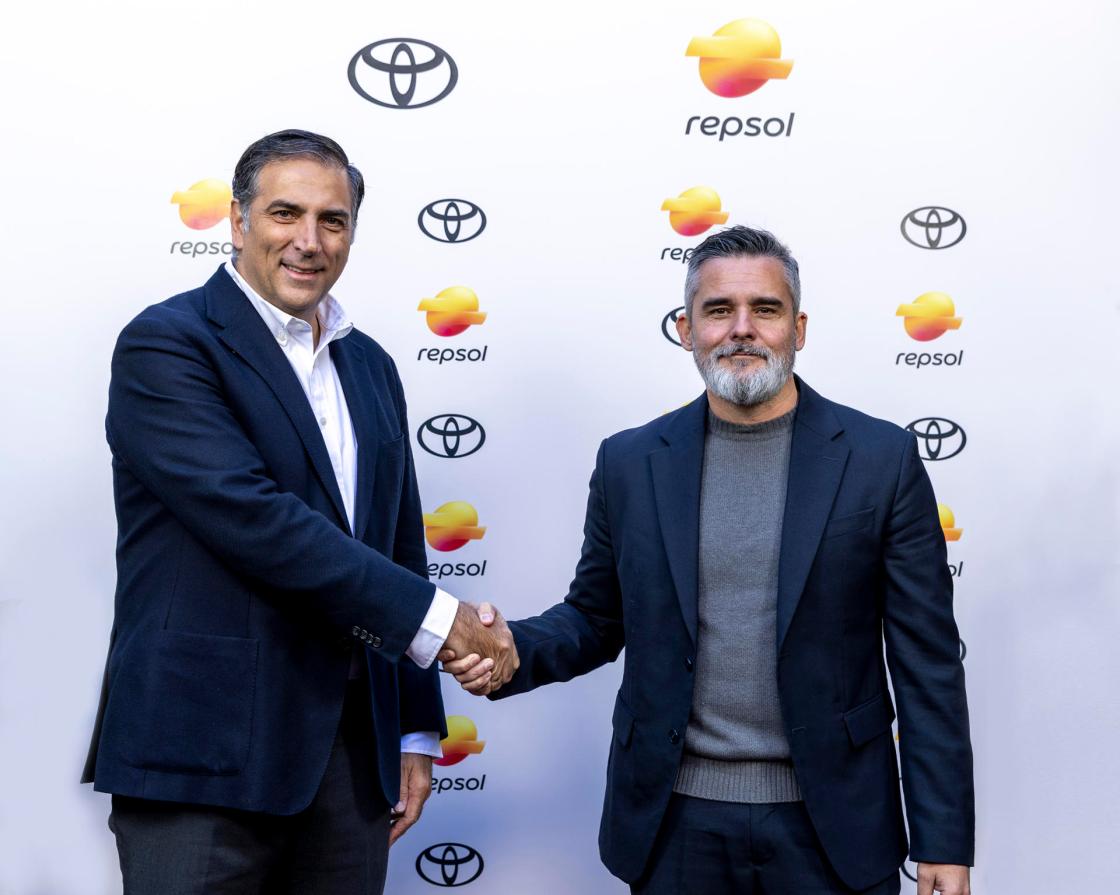 En la foto: Miguel Carsi presidente y ceo de Toyota y Lexus España y Valero Marin D irector general de cliente de Repsol- foto firma Toyota-Repsol