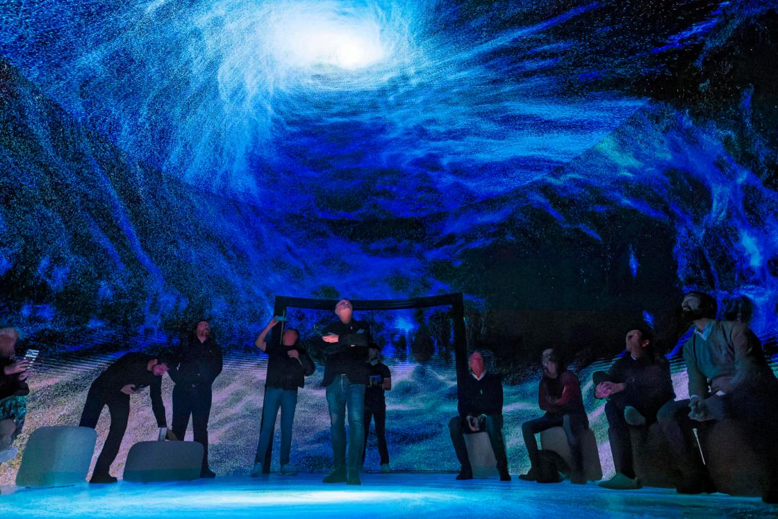 GRAFCVA1315. OROPESA (CASTELLÓN), 17/12/2025.- El espacio Vortex en Bellver Blue Tech Zone abre sus puertas en Oropesa con una exhibición única de arte digital inmersivo con la tecnología más puntera y la pretensión de convertirse en una enclave de referencia internacional, para lo que acoge la experiencia The Rhythm of the Ocean-vortex una propuesta concebida por el estudio visual Desilence. En la imagen un grupo de personas dentro de la instalación inmersiva. EFE/Andreu Esteban