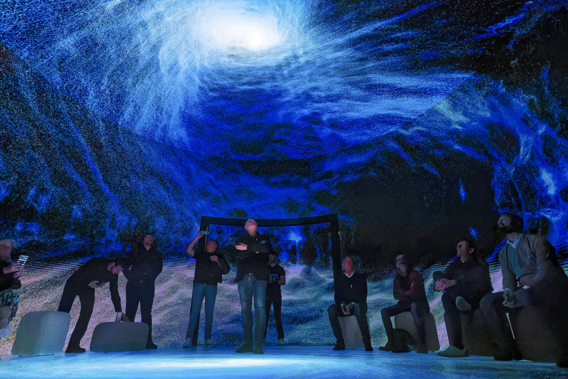 GRAFCVA1315. OROPESA (CASTELLÓN), 17/12/2025.- El espacio Vortex en Bellver Blue Tech Zone abre sus puertas en Oropesa con una exhibición única de arte digital inmersivo con la tecnología más puntera y la pretensión de convertirse en una enclave de referencia internacional, para lo que acoge la experiencia The Rhythm of the Ocean-vortex una propuesta concebida por el estudio visual Desilence. En la imagen un grupo de personas dentro de la instalación inmersiva. EFE/Andreu Esteban