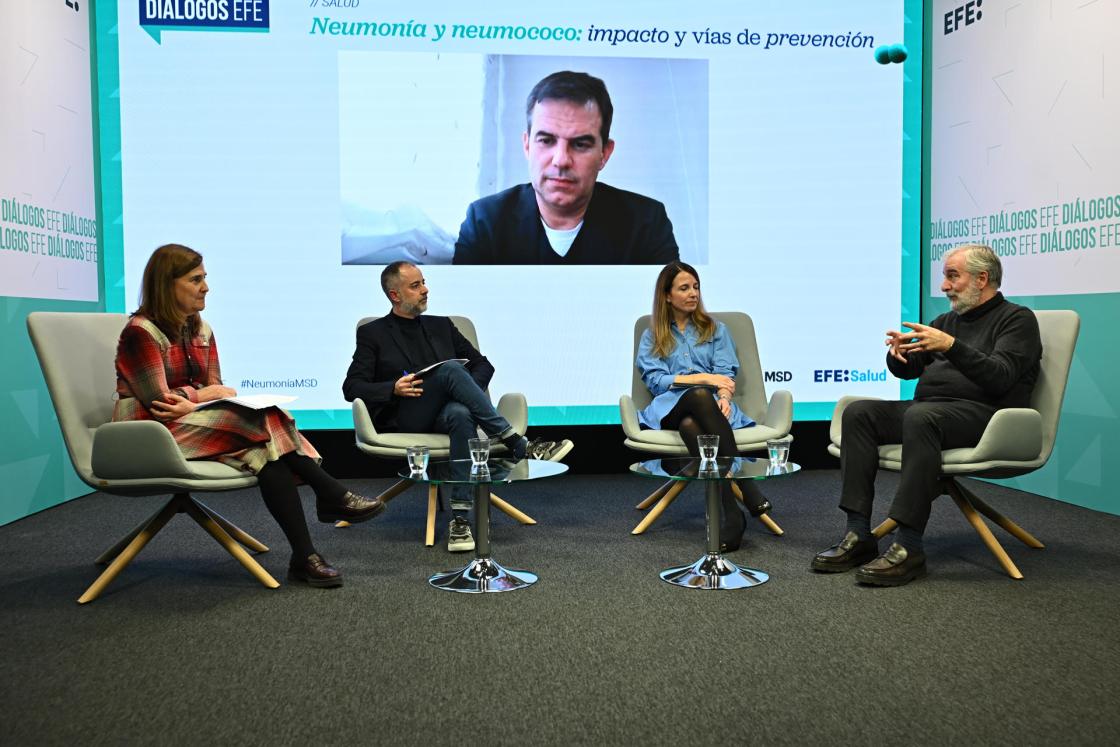 Solo poco más del 40 % de las personas mayores de 65 años se ha inmunizado frente al neumococo, a pesar de que es una vacuna que contribuye a reducir las hospitalizaciones, las muertes y los costes para el Sistema Nacional de Salud (SNS), por eso los expertos inciden en la importancia de este arma preventiva. Lo han puesto de manifiesto en la jornada 'Neumonía y neumococo: impacto y vías de prevención', organizada por EFE en colaboración con la compañía MSD, en la que han intervenido la jefa de servicio de Medicina Preventiva del Hospital 12 de Octubre de Madrid, Pilar Arrazola (i); el catedrático en Medicina Preventiva y Salud Pública de la Universidad Rey Juan Carlos de Madrid Ángel Gil (d); el responsable del Departamento de Economía Pública y Salud de la Universidad de Cantabria, David Cantarero (en pantalla); y la directora del departamento médico de Vacunas e Inmunología de MSD, Noelia López Malpartida (2d).EFE/ Fernando Villar