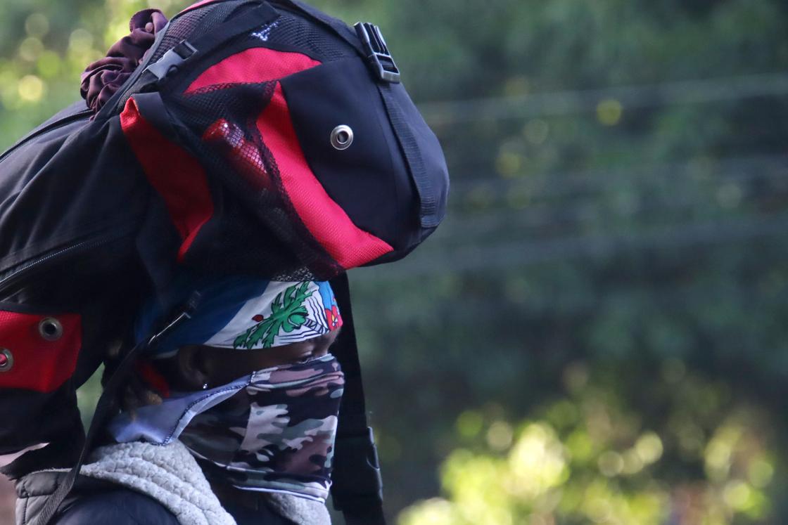 Fotografía de archivo del 1 de octubre de 2025 que muestra a un migrante caminando en caravana en el municipio de Tapachula en Chiapas (México). EFE/ Juan Manuel Blanco