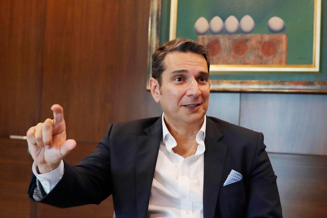 Fotografía del presidente ejecutivo de la empresa de seguros Asesuisa, Enzo Bizzarro, hablando durante una entrevista con EFE en San Salvador (El Salvador). EFE/ Rodrigo Sura