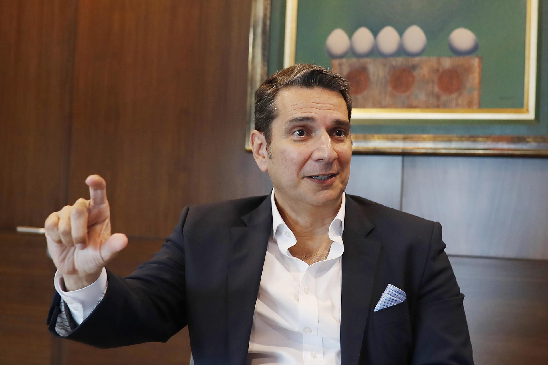 Fotografía del presidente ejecutivo de la empresa de seguros Asesuisa, Enzo Bizzarro, hablando durante una entrevista con EFE en San Salvador (El Salvador). EFE/ Rodrigo Sura