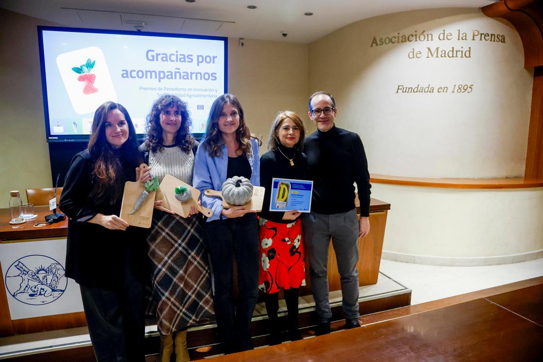 MADRID, 18/12/2025.- Foto de familia de los galardonados en la VII edición de los premios de "Periodismo en Innovación y Sostenibilidad Alimentaria", este jueves, en la sede de la Asociación de la prensa de Madrid. EFE/David Fernández