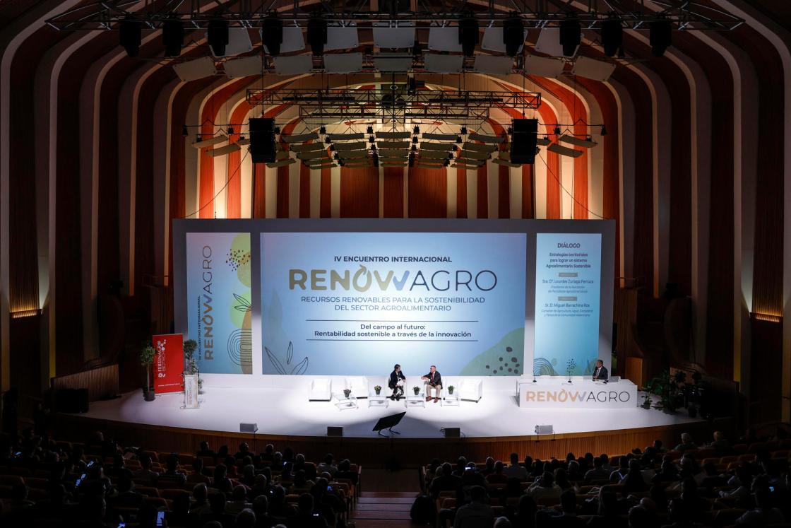 GRAFCVA1167. VALÈNCIA, 11/12/2025.- El sector agroalimentario celebra el IV Encuentro Internacional Renowagro, que debate sobre cómo obtener una rentabilidad económica, ambiental y social de forma sostenible a través de la innovación y en el que participan la ministra de Ciencia, Innovación y Universidades, Diana Morant, y 9l conseller de Agricultura, Agua, Ganadería y Pesca, Miguel Barrachina. EFE/Ana Escobar