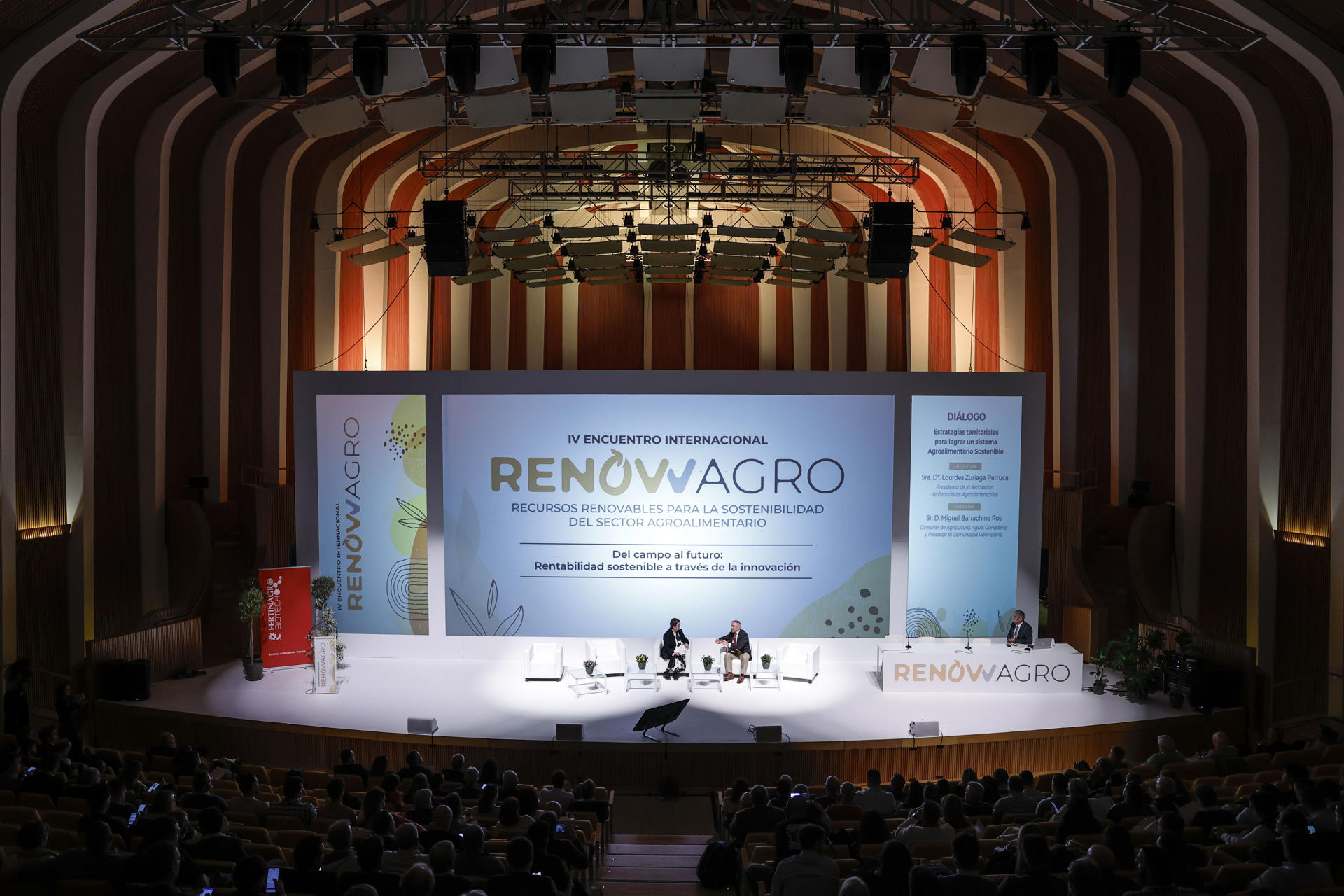 GRAFCVA1167. VALÈNCIA, 11/12/2025.- El sector agroalimentario celebra el IV Encuentro Internacional Renowagro, que debate sobre cómo obtener una rentabilidad económica, ambiental y social de forma sostenible a través de la innovación y en el que participan la ministra de Ciencia, Innovación y Universidades, Diana Morant, y 9l conseller de Agricultura, Agua, Ganadería y Pesca, Miguel Barrachina. EFE/Ana Escobar