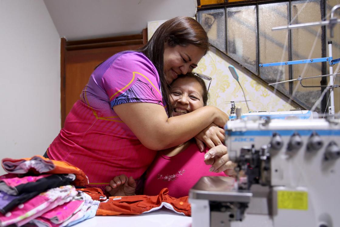 Fotografía del 2 de diciembre de 2025 de la migrante venezolana María Dorta (i) abrazando a su madre durante una entrevista con EFE, en Lima (Perú). EFE/ Paolo Aguilar