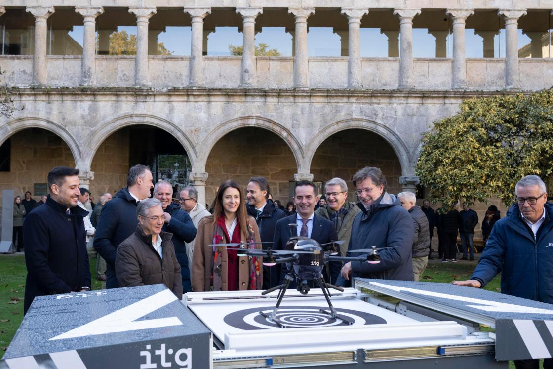 NOGUEIRA DE RAMUÍN (OURENSE), 02/12/2025.- Presentación de los equipos de vigilancia aérea avanzada que cederán Abanca y Afundación a la Xunta para la prevención de incendios forestales, hoy martes en el Parador de Santo Estevo. EFE / Brais Lorenzo