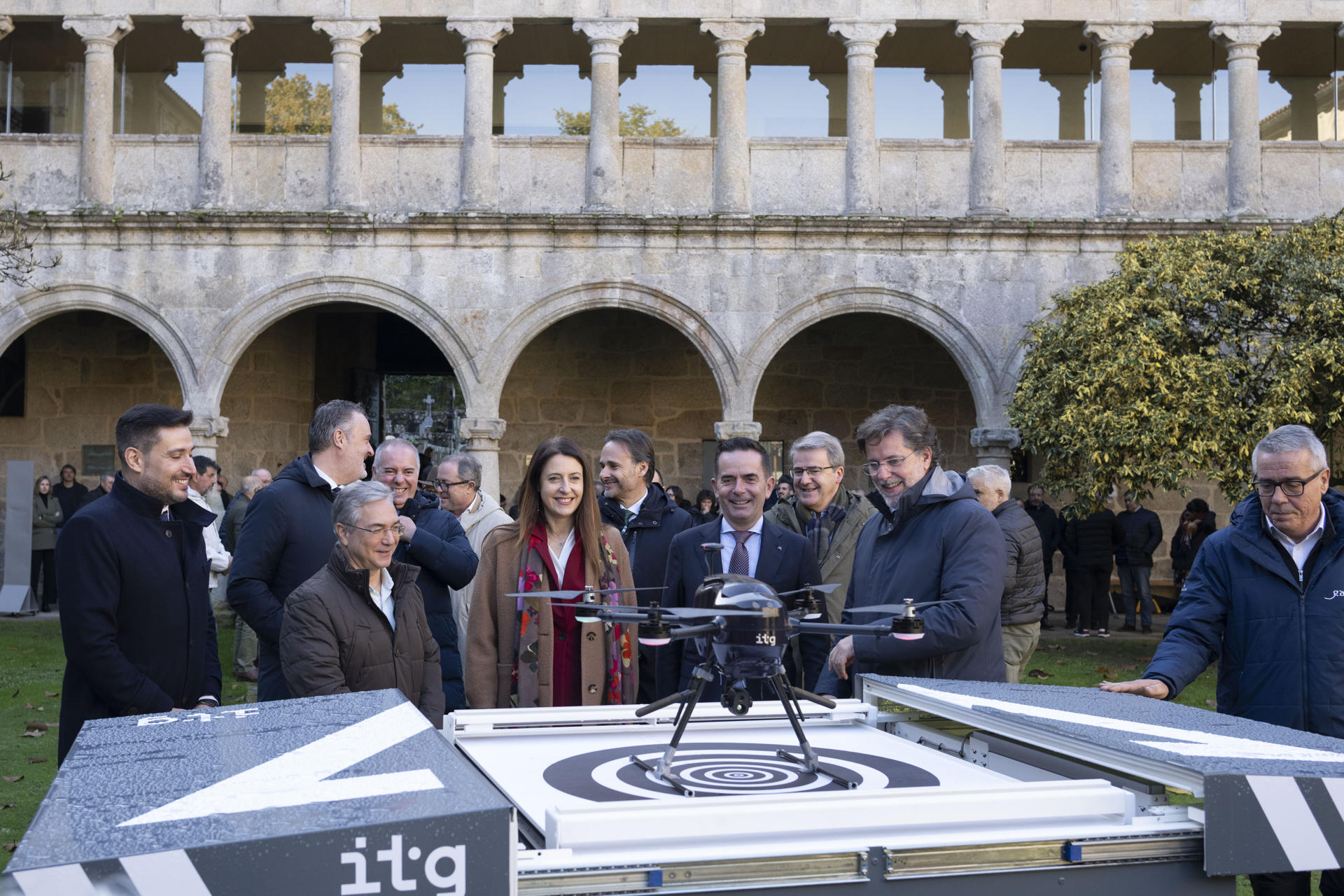 NOGUEIRA DE RAMUÍN (OURENSE), 02/12/2025.- Presentación de los equipos de vigilancia aérea avanzada que cederán Abanca y Afundación a la Xunta para la prevención de incendios forestales, hoy martes en el Parador de Santo Estevo. EFE / Brais Lorenzo