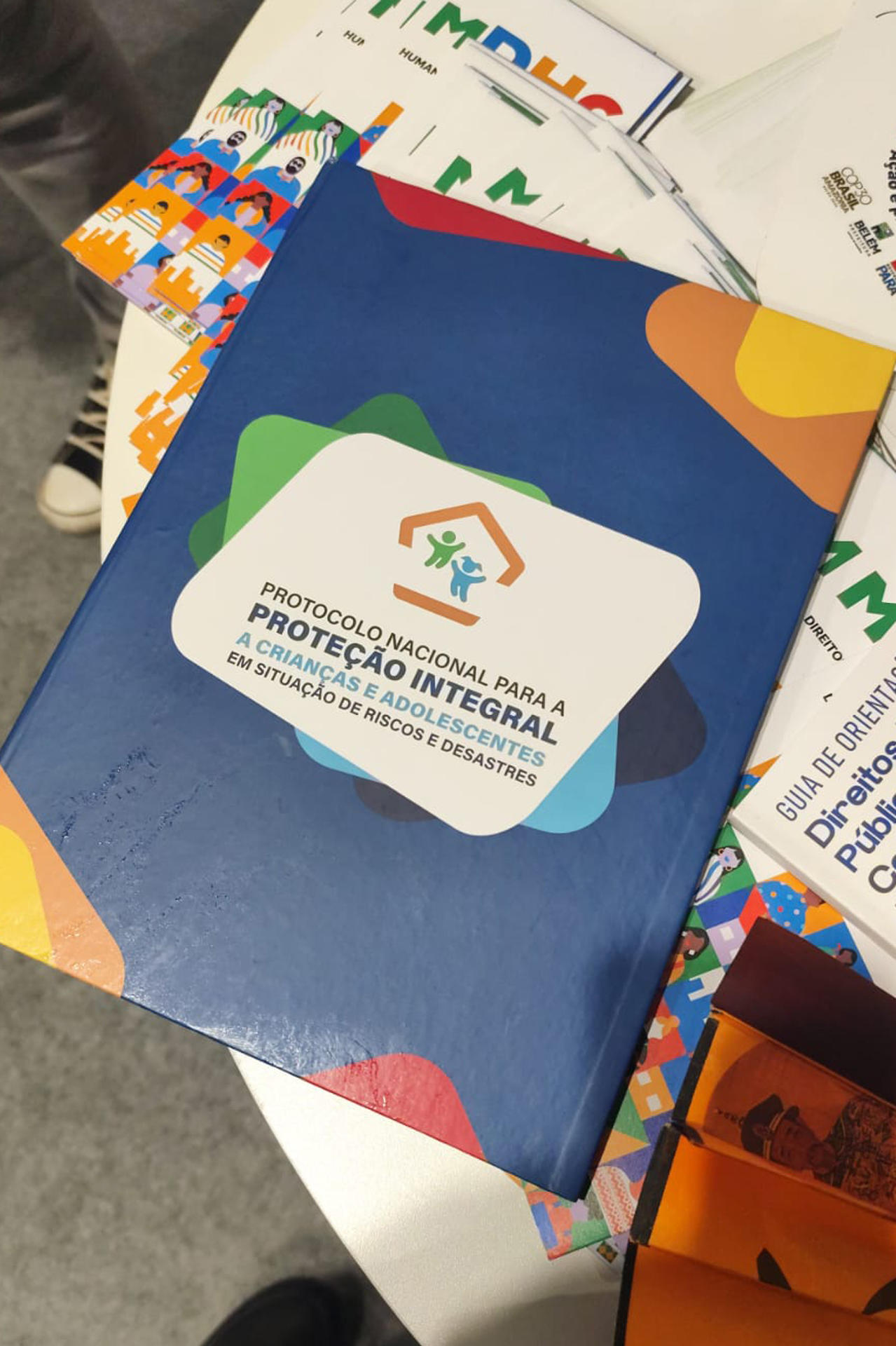 Fotografía cedida por World Vision donde se observa el Protocolo Nacional para la Protección Integral de Niños y Adolescentes en Situación de Riesgo y Desastre en un evento de la Conferencia de las Naciones Unidas sobre el Cambio Climático (COP30), en Belém (Brasil). EFE/ World Vision / SOLO USO EDITORIAL/ NO VENTAS/ SOLO DISPONIBLE PARA ILUSTRAR LA NOTICIA QUE ACOMPAÑA (CRÉDITO OBLIGATORIO)