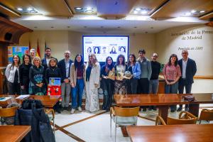 MADRID, 18/12/2025.- Foto de familia de los galardonados en la VII edición de los premios de "Periodismo en Innovación y Sostenibilidad Alimentaria", este jueves, en la sede de la Asociación de la prensa de Madrid. EFE/David Fernández