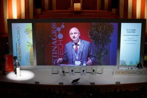 GRAFCVA1156. VALÈNCIA, 11/12/2025.- El sector agroalimentario celebra el IV Encuentro Internacional Renowagro, que debate sobre cómo obtener una rentabilidad económica, ambiental y social de forma sostenible a través de la innovación y en el que participan la ministra de Ciencia, Innovación y Universidades, Diana Morant, y el conseller de Agricultura, Agua, Ganadería y Pesca, Miguel Barrachina. EFE/Ana Escobar