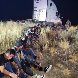 Fotografía cedida por el Departamento de Seguridad Pública de Texas (DPS Texas) que muestra a 23 inmigrantes indocumentados que fueron hallados en la cabina de descanso de un camión durante un control de tráfico de la Operación Estrella Solitaria en el condado de La Salle en Texas, (EE.UU.). EFE/ Departamento de Seguridad Pública de Texas (DPS Texas) /SOLO USO EDITORIAL/NO VENTAS/SOLO DISPONIBLE PARA ILUSTRAR LA NOTICIA QUE ACOMPAÑA (CRÉDITO OBLIGATORIO)