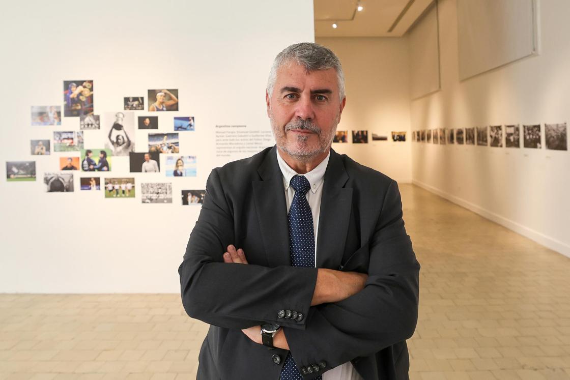 El presidente de la Agencia EFE, Miguel Ángel Oliver posa durante la inauguración de la exposición fotográfica ‘Testigos de la historia’, con motivo del 60 aniversario de EFE en Argentina, este jueves, en Buenos Aires (Argentina). EFE/ Juan Ignacio Roncoroni