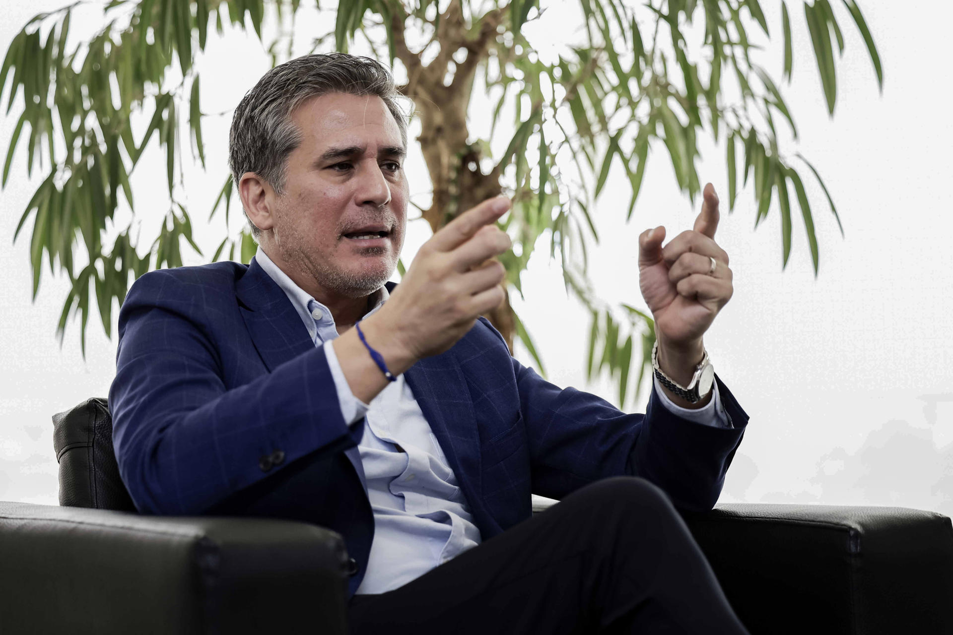 Fotografía que muestra al ministro de Comercio Exterior de Costa Rica, Manuel Tovar, hablando durante una entrevista, en San José (Costa Rica). EFE/Jeffrey Arguedas