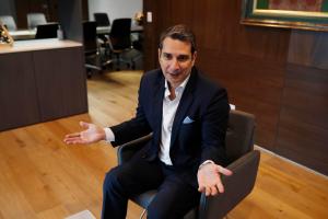 Fotografía del presidente ejecutivo de la empresa de seguros Asesuisa, Enzo Bizzarro, hablando durante una entrevista con EFE en San Salvador (El Salvador). EFE/ Rodrigo Sura