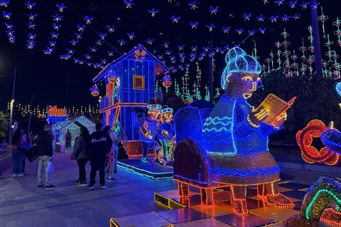 Fotografía cedida por la Secretaría de Turismo y Entretenimiento de Medellín y Medellín.travel que muestra a personas observando el alumbrado de Navidad en Medellín (Colombia). EFE/ Secretaría de Turismo y Entretenimiento de Medellín/ Medellín.Travel / SOLO USO EDITORIAL/NO VENTAS/SOLO DISPONIBLE PARA ILUSTRAR LA NOTICIA QUE ACOMPAÑA (CRÉDITO OBLIGATORIO)