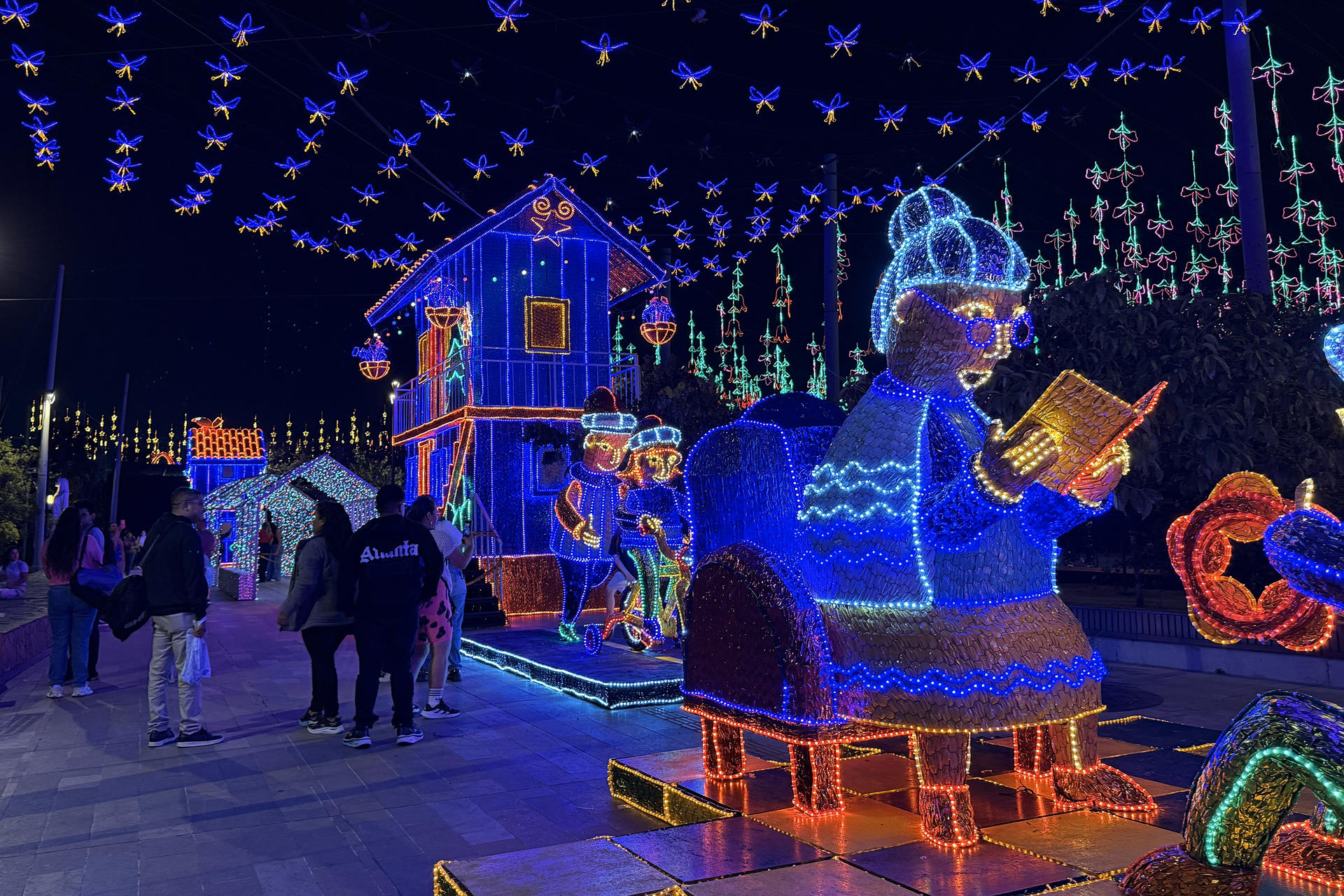Fotografía cedida por la Secretaría de Turismo y Entretenimiento de Medellín y Medellín.travel que muestra a personas observando el alumbrado de Navidad en Medellín (Colombia). EFE/ Secretaría de Turismo y Entretenimiento de Medellín/ Medellín.Travel / SOLO USO EDITORIAL/NO VENTAS/SOLO DISPONIBLE PARA ILUSTRAR LA NOTICIA QUE ACOMPAÑA (CRÉDITO OBLIGATORIO)