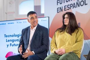 LOGROÑO 04/12/2025.- El rector de la Universidad de los Llanos (Colombia), Charles R. Arosa Carrera (i), durante su intervención en la mesa redonda 'La Inteligencia Artificial en las universidades: Retos y oportunidades' dentro de las XV Jornadas Futuro en Español, este jueves en Logroño. EFE/Raquel Manzanares
