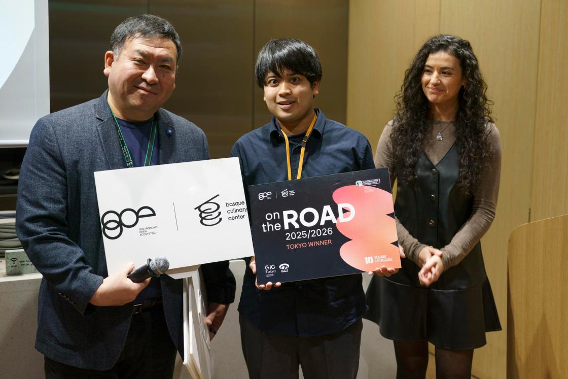 TOKIO (JAPÓN), 09/12/2025.- Masaru Chowdhury (c), del equipo de ventas de la 'startup' japonesa AlgaleX, recibe el premio Culinary Action! On the Road este martes en Tokio (Japón). El Basque Culinary Center (BCC) galardonó este martes a la 'startup' japonesa AlgaleX, que utiliza residuos alimentarios para cultivar un tipo de alga rica en proteínas y Omega 3, durante un evento en Tokio para empresas emergentes del sector agroalimentario. EFE/ Yann Moreau