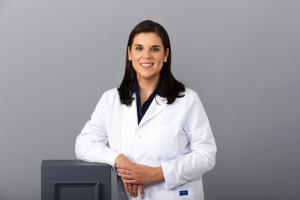 Fotografía cedida por Roche que muestra a la neuróloga especializada en esclerosis múltiple (EM) Irene Treviño Frenk. EFE/ Roche /SOLO USO EDITORIAL/ NO VENTAS/ SOLO DISPONIBLE PARA ILUSTRAR LA NOTICIA QUE ACOMPAÑA (CRÉDITO OBLIGATORIO)