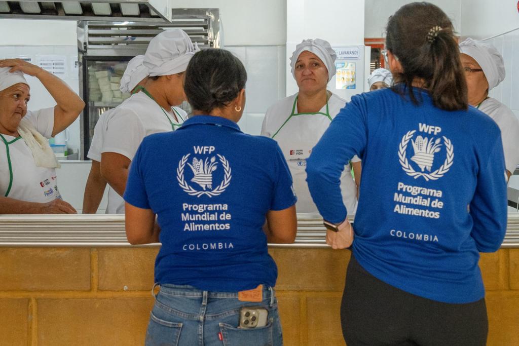 Fotografía cedida por el Programa Mundial de Alimentos (WFP, por sus siglas en inglés) que muestra a dos de sus integrantes durante un evento para apoyar la nutrición escolar en zonas rurales, en La Guajira (Colombia). EFE/ Daniel Torres /WFP/SOLO USO EDITORIAL NO VENTAS /SOLO DISPONIBLE PARA ILUSTRAR LA NOTICIA QUE ACOMPAÑA (CRÉDITO OBLIGATORIO)