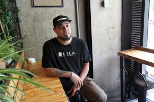 Fotografía del 4 de diciembre de 2025 del migrante venezolano Charlie Mogollón hablando durante una entrevista con EFE en Santiago (Chile). EFE/ Raúl García