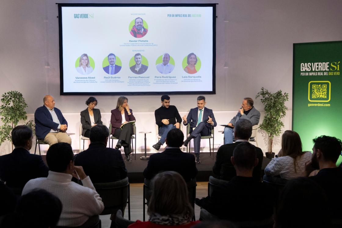 GRAFCAT5772. BARCELONA, 16/12/2025.- (De izq. a drch.) El presidente del Consorcio para la Gestión de Residuos del Vallès Oriental, Pere Rodríguez; la jefa del programa de bioenergía del ICAEN, Laia Sarquella; la presidenta del Clúster de Bioenergía de Cataluña, Vanessa Abad; el ganadero impulsor de una planta de biogás en Lleida y promotor de agrupar a más de 350 ganaderos en apoyo a desarrollo de plantas de biogás, Ferran Pascual; el CEO de Nedgia y vicepresidente de Sedigas, Raúl Suárez; y el ingeniero industrial y moderador, Xavier Flotats, durante la jornada sobre el futuro del gas verde y la transición energética en Cataluña. EFE/Marta Pérez