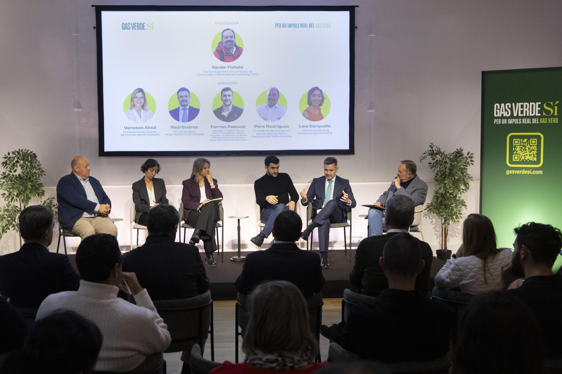 GRAFCAT5772. BARCELONA, 16/12/2025.- (De izq. a drch.) El presidente del Consorcio para la Gestión de Residuos del Vallès Oriental, Pere Rodríguez; la jefa del programa de bioenergía del ICAEN, Laia Sarquella; la presidenta del Clúster de Bioenergía de Cataluña, Vanessa Abad; el ganadero impulsor de una planta de biogás en Lleida y promotor de agrupar a más de 350 ganaderos en apoyo a desarrollo de plantas de biogás, Ferran Pascual; el CEO de Nedgia y vicepresidente de Sedigas, Raúl Suárez; y el ingeniero industrial y moderador, Xavier Flotats, durante la jornada sobre el futuro del gas verde y la transición energética en Cataluña. EFE/Marta Pérez