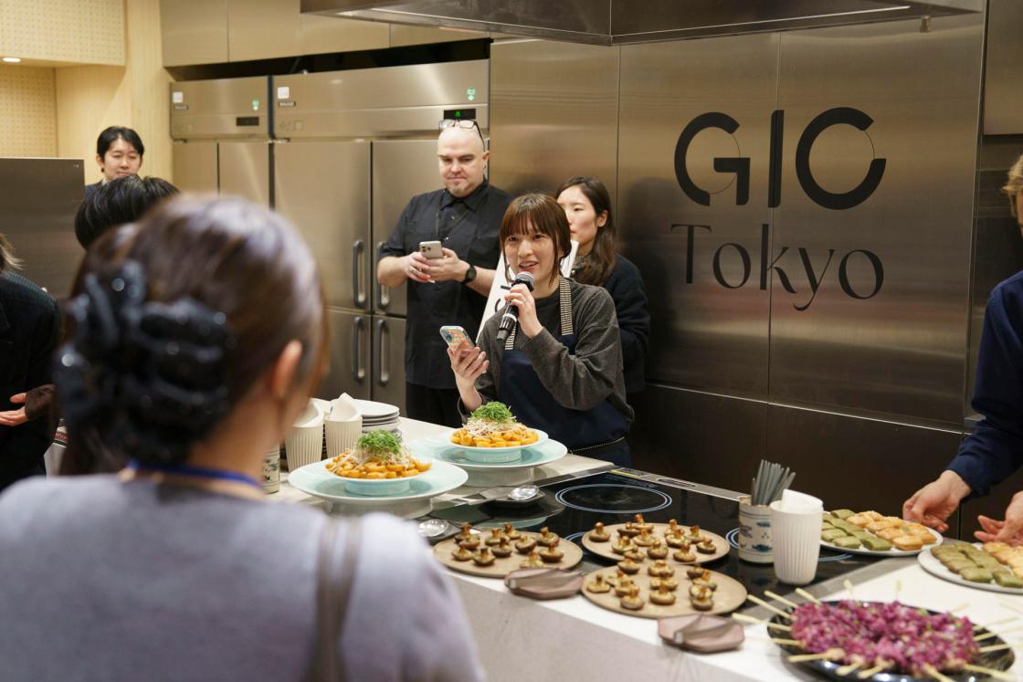 TOKIO (JAPÓN), 09/12/2025.- Demostración culinaria en un evento en Tokio (Japón) para empresas emergentes del sector agroalimentario, en el que este martes el Basque Culinary Center (BCC) galardonó a la 'startup' japonesa AlgaleX, que utiliza residuos alimentarios para cultivar un tipo de alga rica en proteínas y Omega 3, con el premio Culinary Action! On the Road. EFE/ Yann Moreau