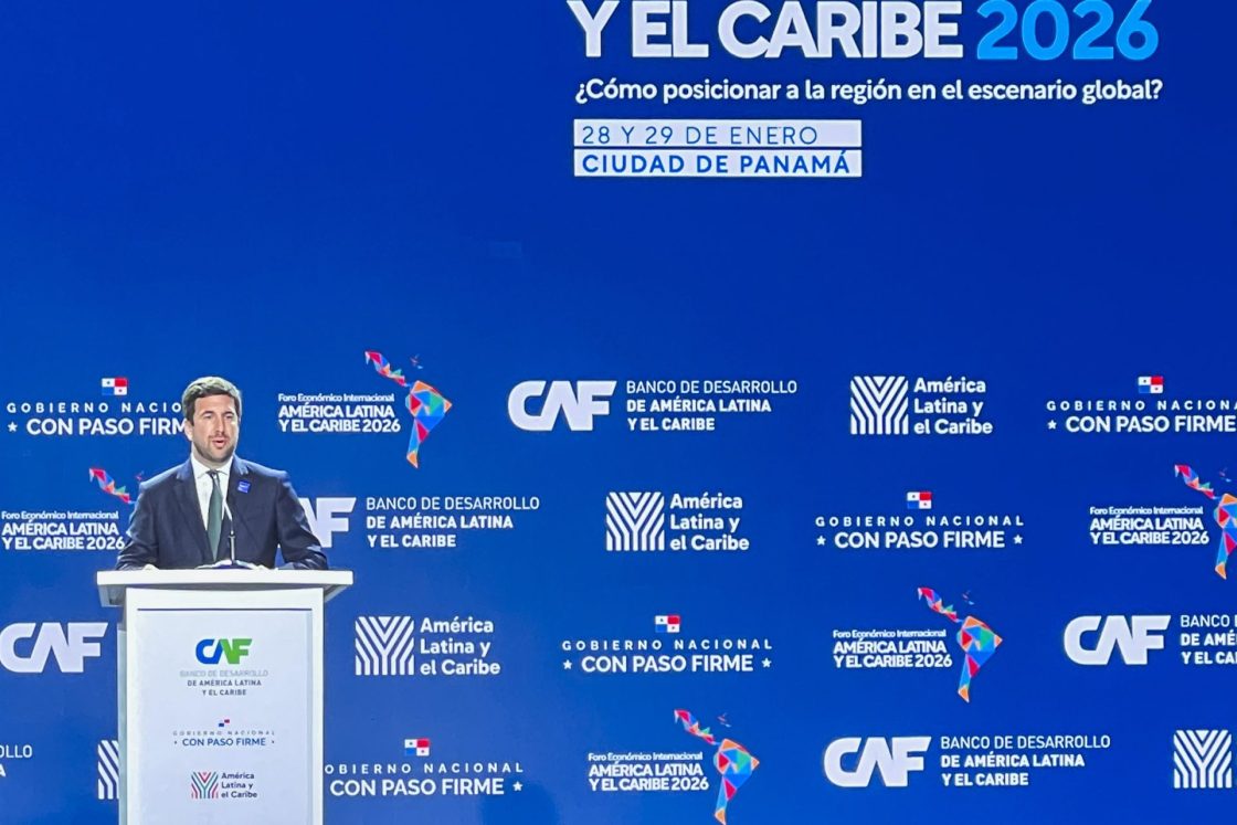 El presidente ejecutivo de Cox Energy, Enrique Riquelme Vives, habla durante el Foro Económico Internacional de América Latina y el caribe 2026 organizado por el Banco de Desarrollo de América Latina y el Caribe (CAF) este jueves, en Ciudad de Panamá (Panamá). EFE/ Juan Pablo Fernández